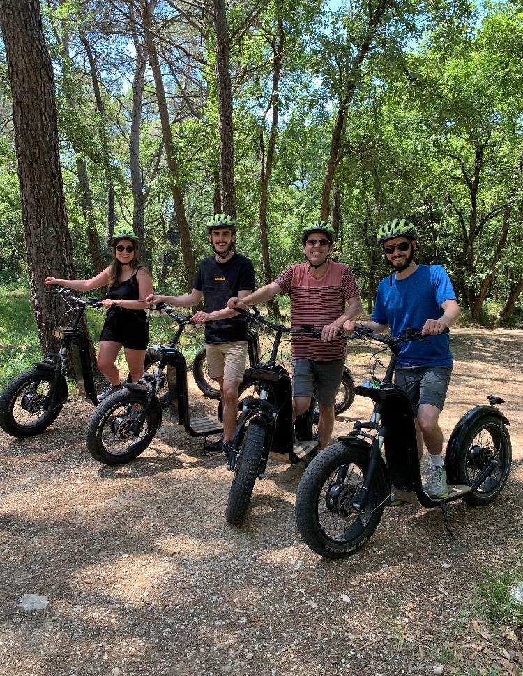 Clients ravis lors d'une balade nature en trottinette électrique dans la forêt de la Sine
