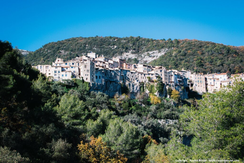 Vue panoramique sur le village perché de Tourrettes sur Loup pendant une sortie en trottinette électrique